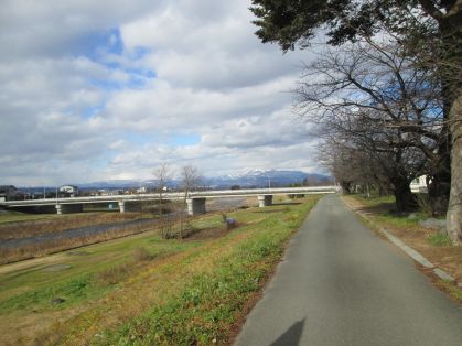 馬見ヶ崎川沿いの道